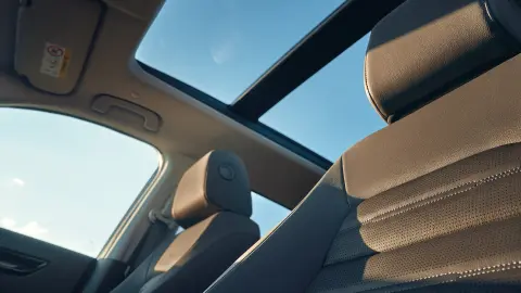 Foto degli interni del SUV CR-V Hybrid con tetto in vetro panoramico.