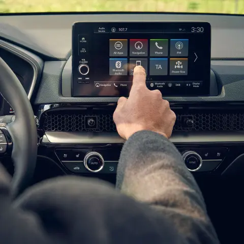 Immagine interna di un conducente che utilizza l'Head-up display in un SUV CR-V Hybrid in un parcheggio.