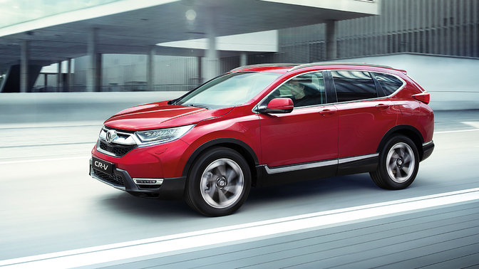 Lato anteriore frontale a tre quarti con Honda CR-V, posizione città.