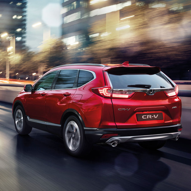 Lato posteriore frontale a tre quarti con Honda CR-V, posizione città.