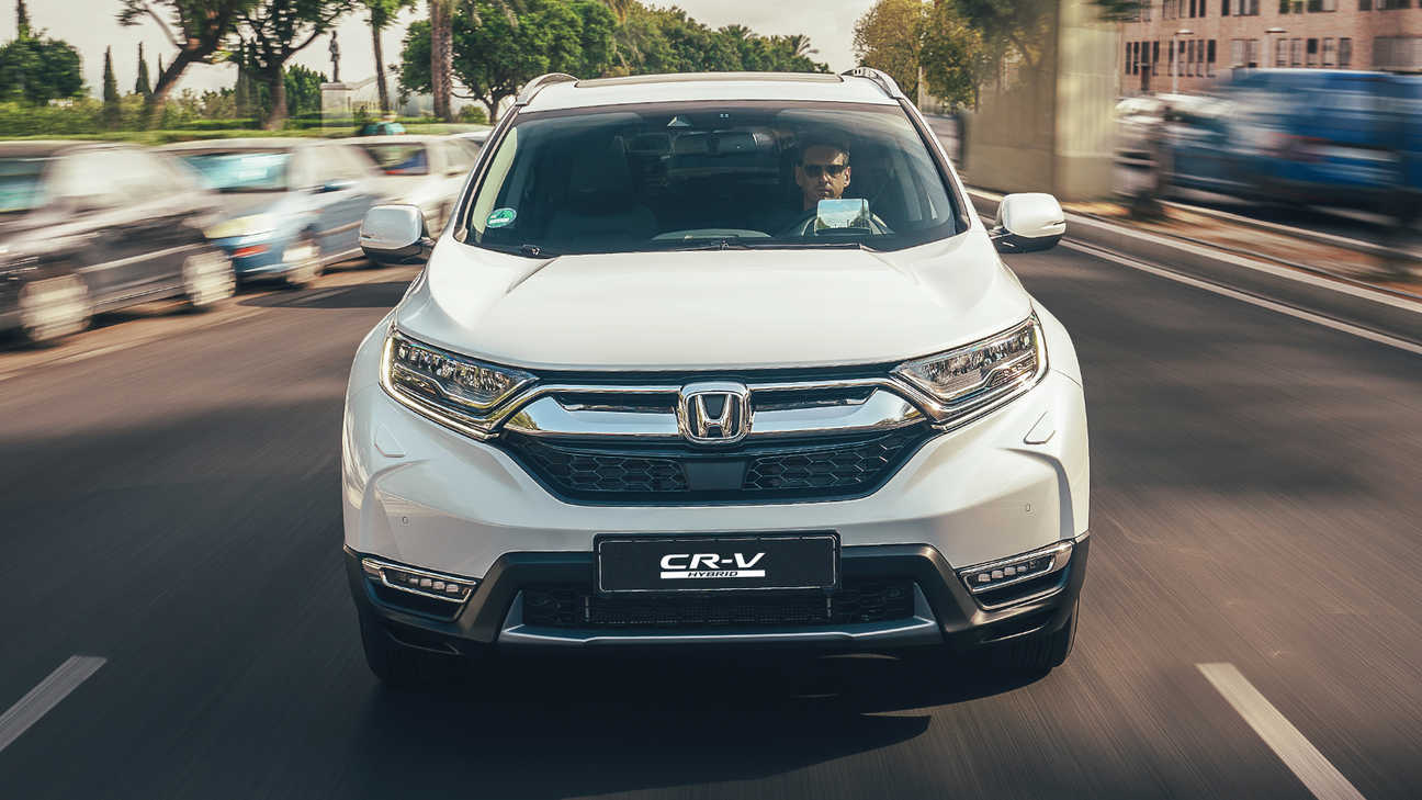 Vista frontale di un'auto Honda CR-V Hybrid ambientata in una strada.