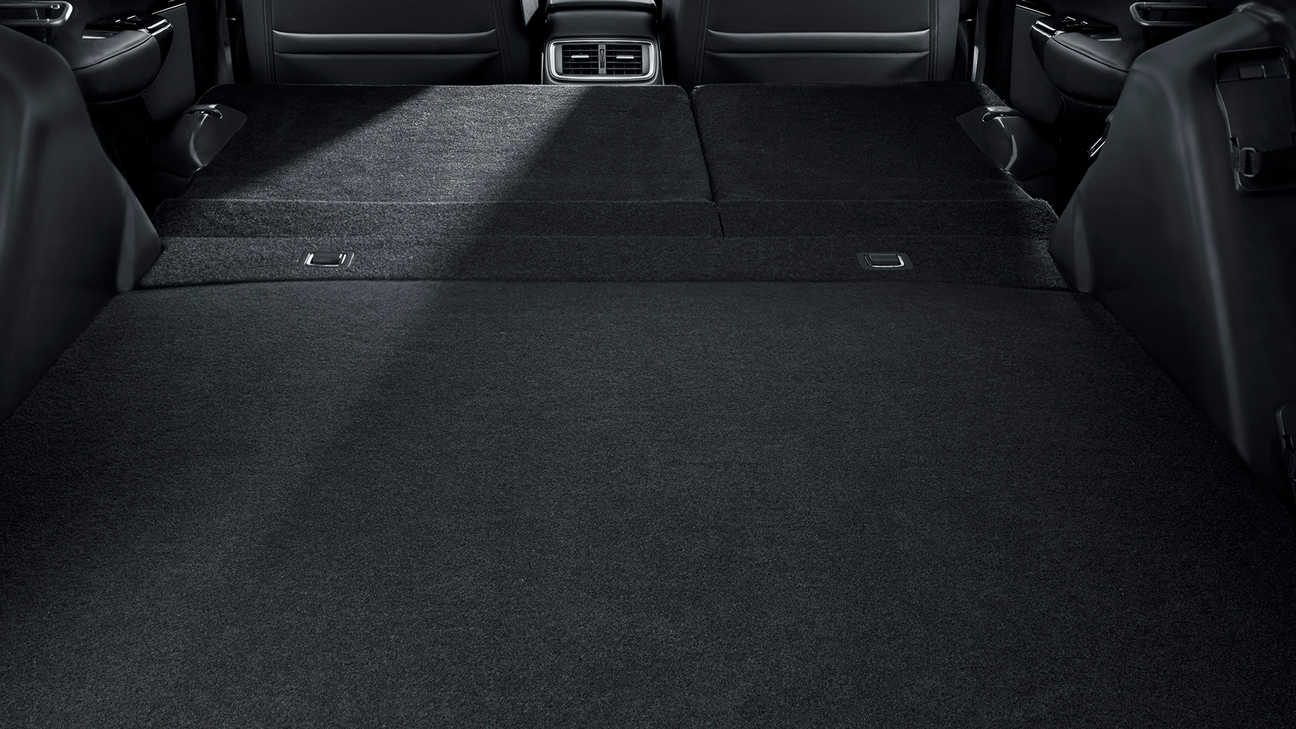 Scatto degli interni dell'Honda CR-V Hybrid. che mostra la funzionalità dei sedili ripiegati.
