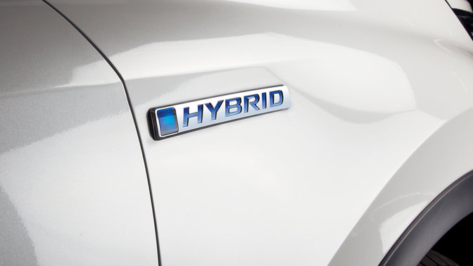 Primo piano della vista laterale del logo Honda CR-V Hybrid.