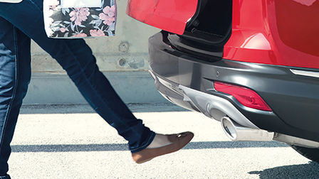 Vista laterale della tecnologia per l'apertura del bagagliaio senza mani dell'Honda CR-V Hybrid.