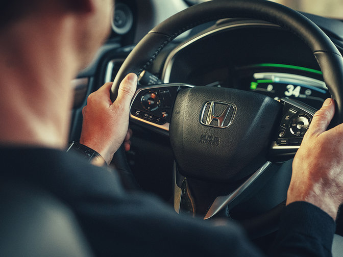 Primo piano laterale di tre quarti del volante dell'Honda CR-V Hybrid.