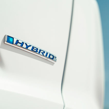 Primo piano del logo dell'Honda CR-V Hybrid.