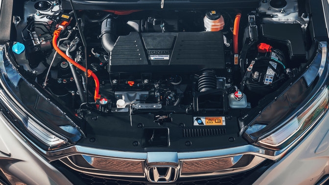Primo piano anteriore del motore a benzina a ciclo Atkinson dell'Honda CR-V Hybrid.