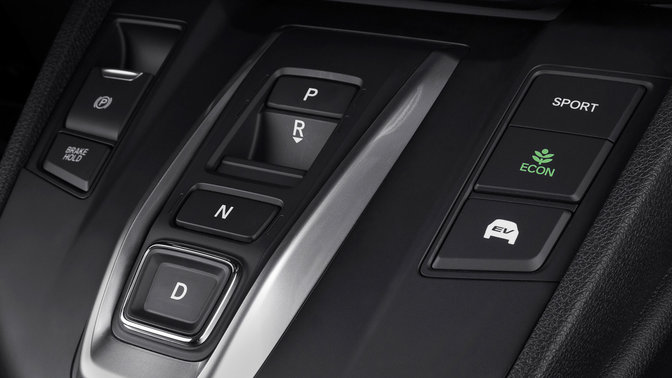 Primo piano della console interna dell'Honda CR-V Hybrid.