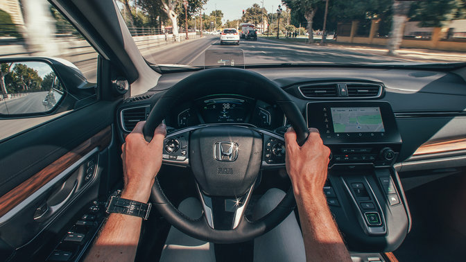 Primo piano della vista interna dell'Honda CR-V Hybrid ambientato in una strada.