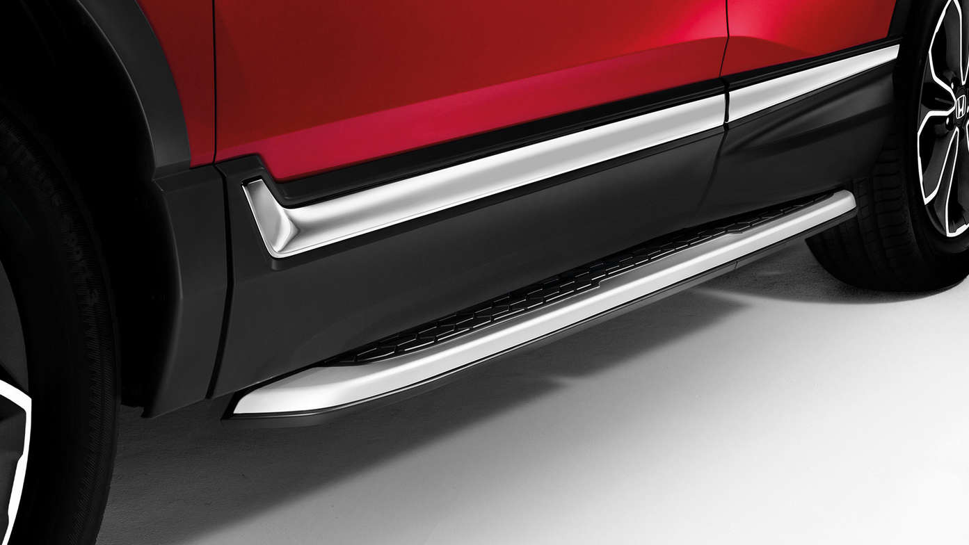 Primo piano delle pedane laterali nere di Honda CR-V Hybrid.