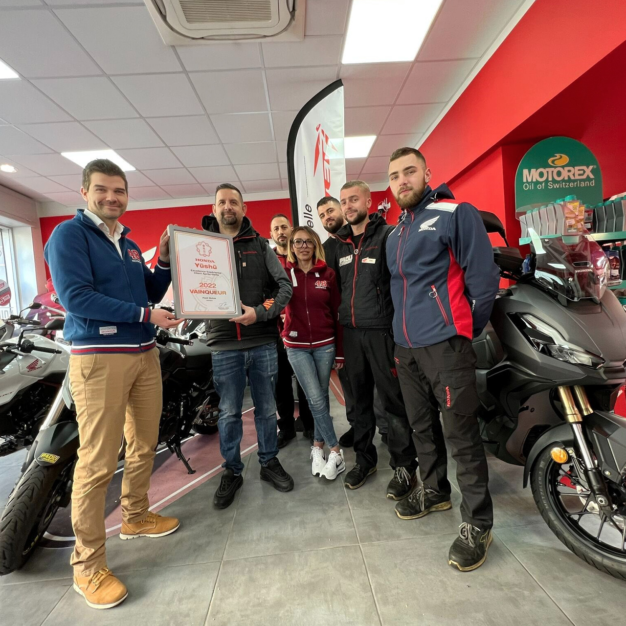 Concessionari moto Honda che festeggiano il premio del riconoscimento.