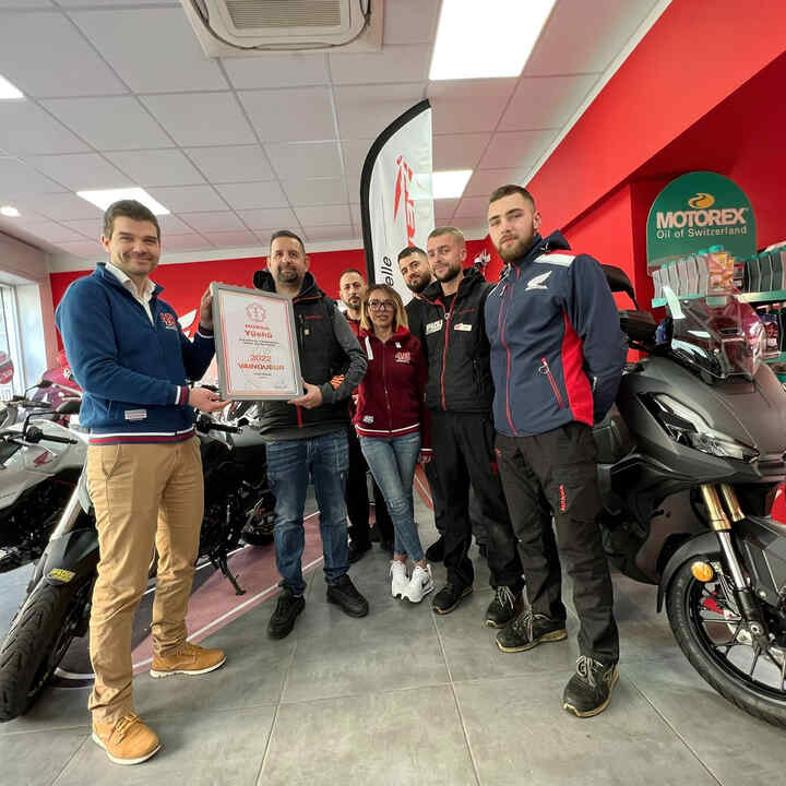 Concessionari moto Honda che festeggiano il premio del riconoscimento.