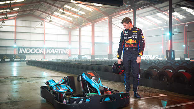 Max Verstappen guarda il kart per il go-kart indoor.