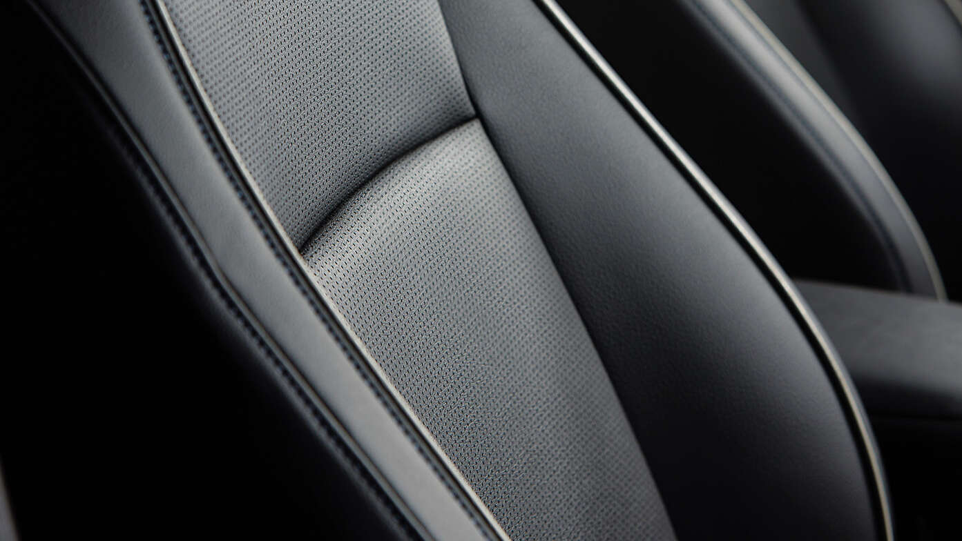 Primo piano del sedile ergonomico di Honda e:Ny1 in pelle sintetica.