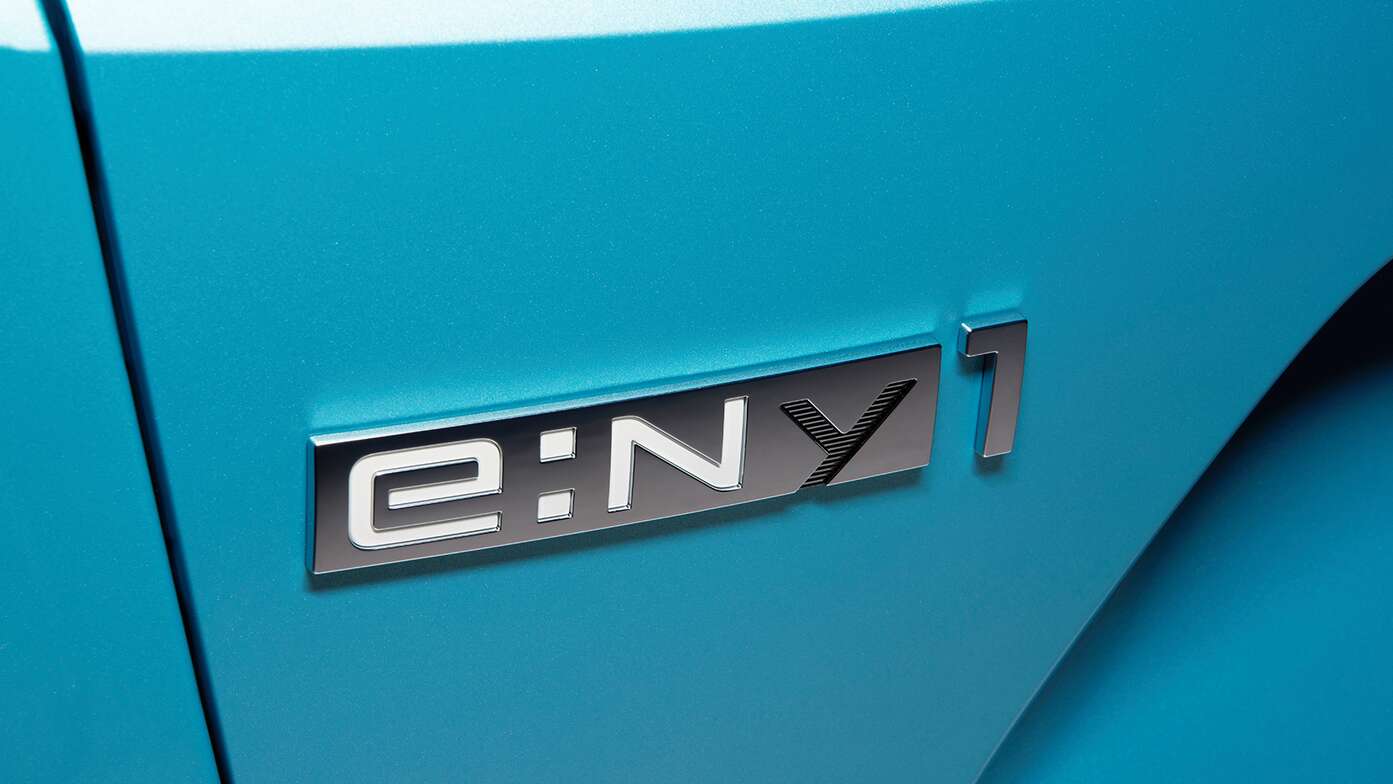 Primo piano del nuovo badge di Honda e:Ny1.