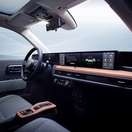 Vista frontale a tre quarti dell'interno Concept Honda Urban EV.