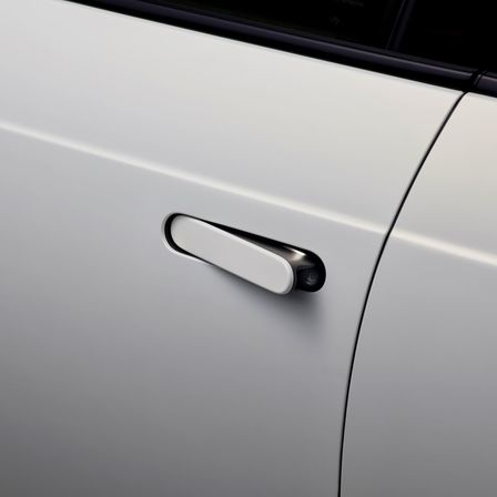 Vista frontale a tre quarti del Concept Honda Urban EV con energie rinnovabili.