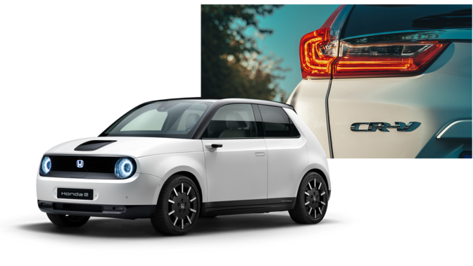 Vista frontale a tre quarti di Honda Clarity a celle a combustibile con il logo Honda.