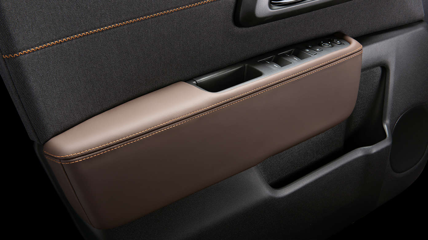 Primo piano del bracciolo in pelle Dark Brown