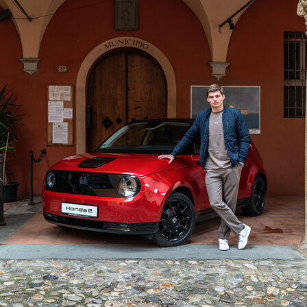 Max Verstappen alla guida della Honda e per le strade di Dozza.