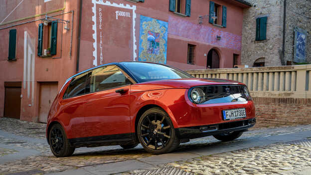 Nuova Honda e Limited Edition Platinum Crystal Red.