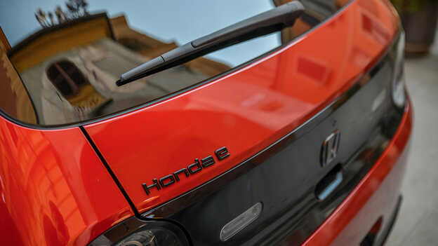 Esclusivo logo Honda e in nero.