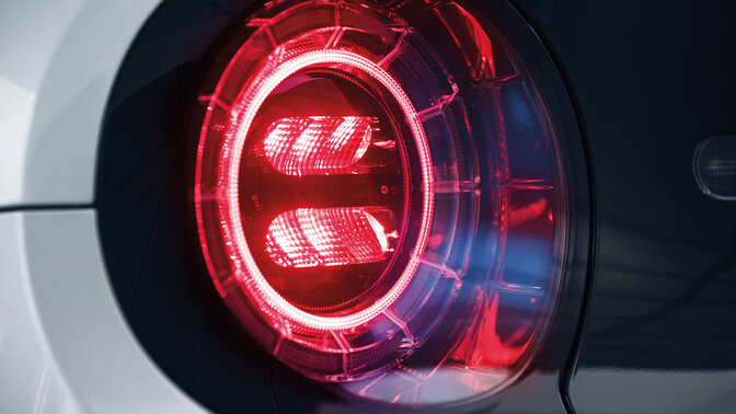 Primo piano dei fanali posteriori a LED di Honda e.