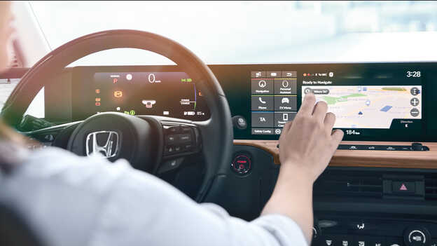 Primo piano del display dell'infotainment della Honda e.