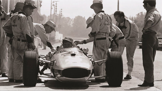 Soichiro Honda, in preparazione per la nostra primissima gara di Formula 1 nel 1964 al Gran Premio di Ungheria.