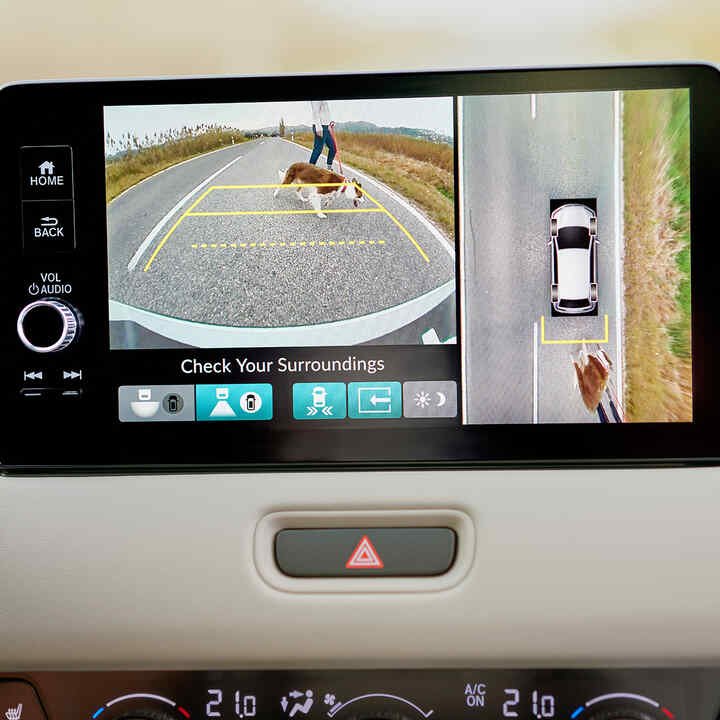 Primo piano del display digitale per il parcheggio con sistema di telecamere multi-view.