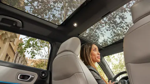 Vista interna del tetto panoramico in vetro della Honda HR-V. 