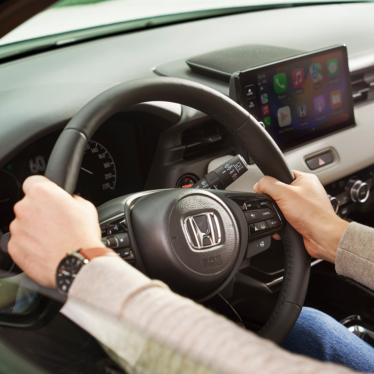 Primo piano delle mani sul volante della Honda HR-V