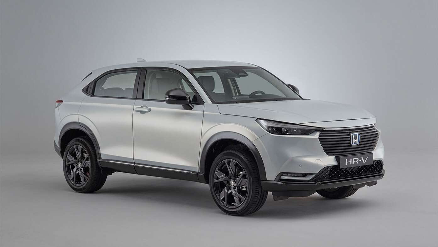 Vista frontale a tre quarti di Honda HR-V Hybrid pacchetto Nero Obscuro