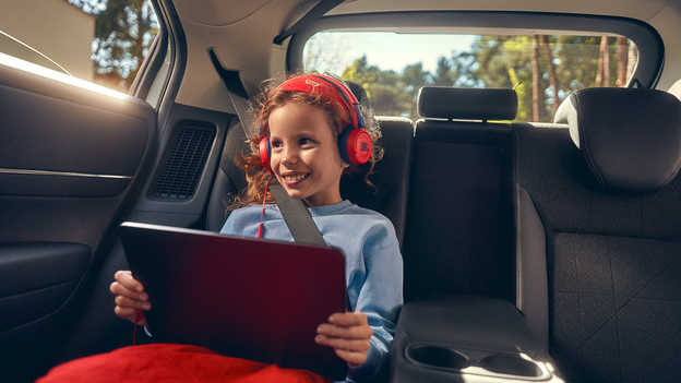 Bambino che viaggia sulla HR-V ibrida connessa all'hotspot wifi