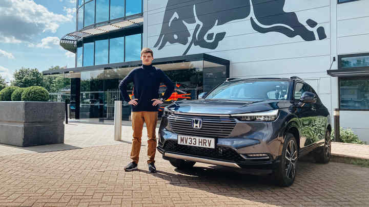 Max Verstappen in piedi accanto a un Honda HR-V