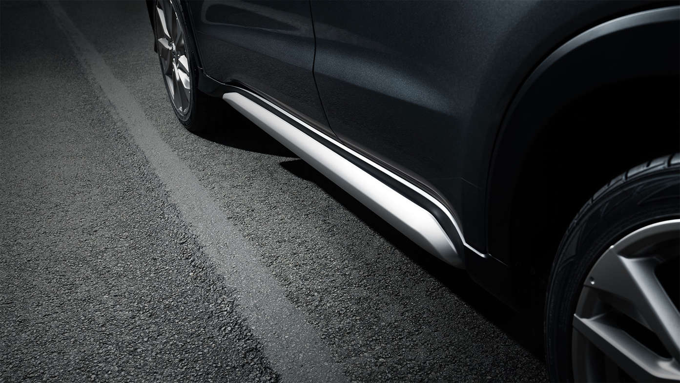 Close up of Honda HR-V Legend side lower decoration finished in titanium color.