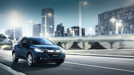Veduta frontale di Honda HR-V con paesaggio cittadino sullo sfondo