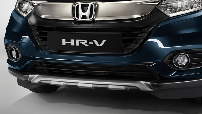 Vista frontale a tre quarti di Honda HR-V.