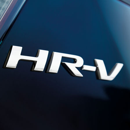 Primo piano del logo di Honda HR-V.