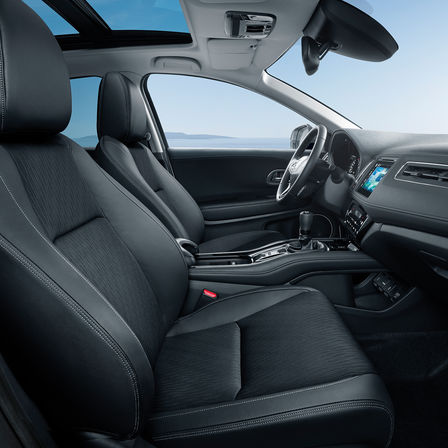 Vista laterale dei sedili interni e del cruscotto di Honda HR-V.