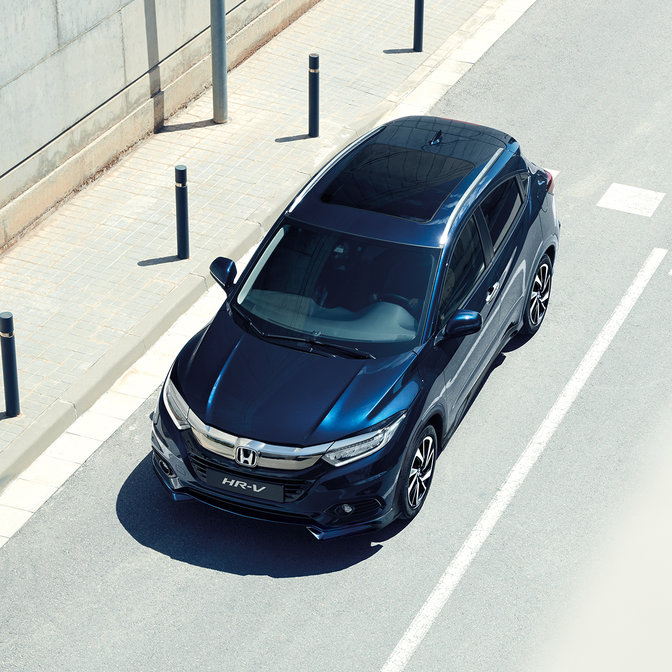 Vista laterale superiore di Honda HR-V in città.
