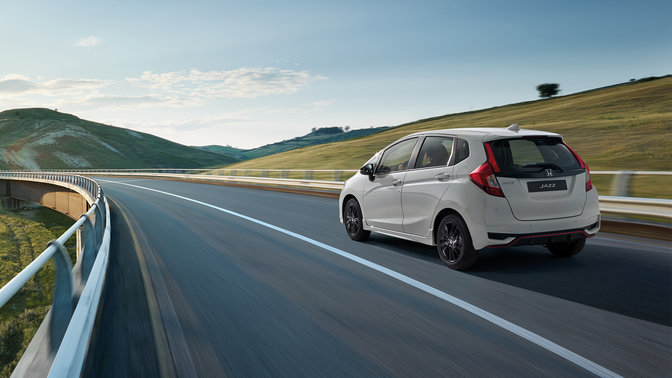 Vista posteriore di tre quarti della Honda Jazz Dynamic in campagna.