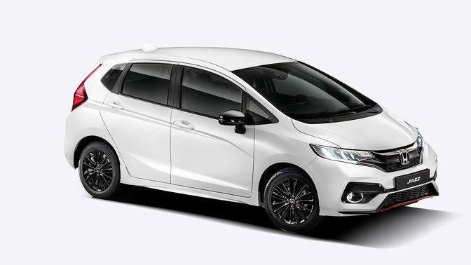 Vista anteriore di tre quarti della Honda Jazz Dynamic.