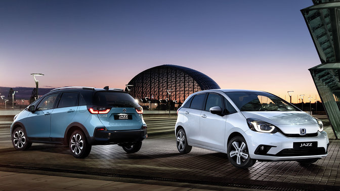 Vista anteriore e posteriore di tre quarti della Honda Jazz parcheggiata di notte