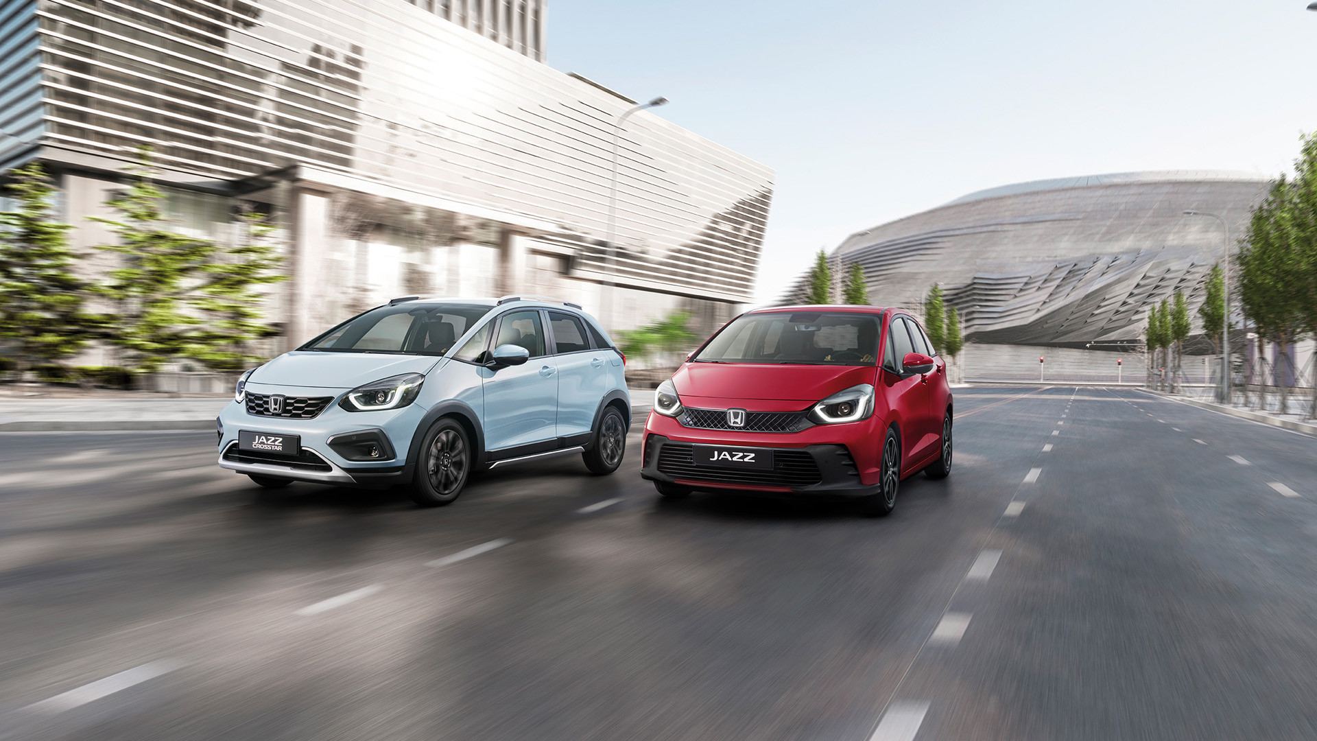 Vista posteriore della Honda Jazz in una località costiera.