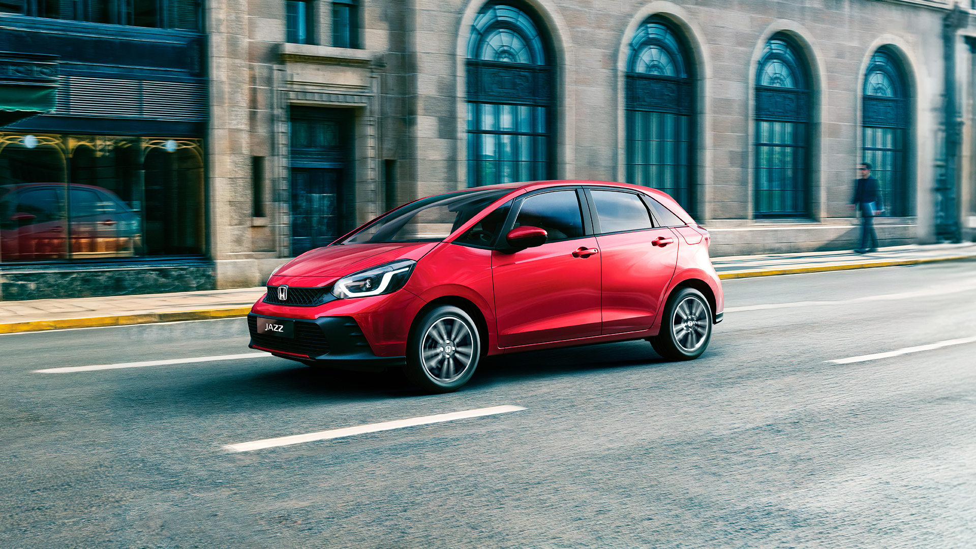 Vista anteriore di tre quarti di Honda Jazz guidata in città.