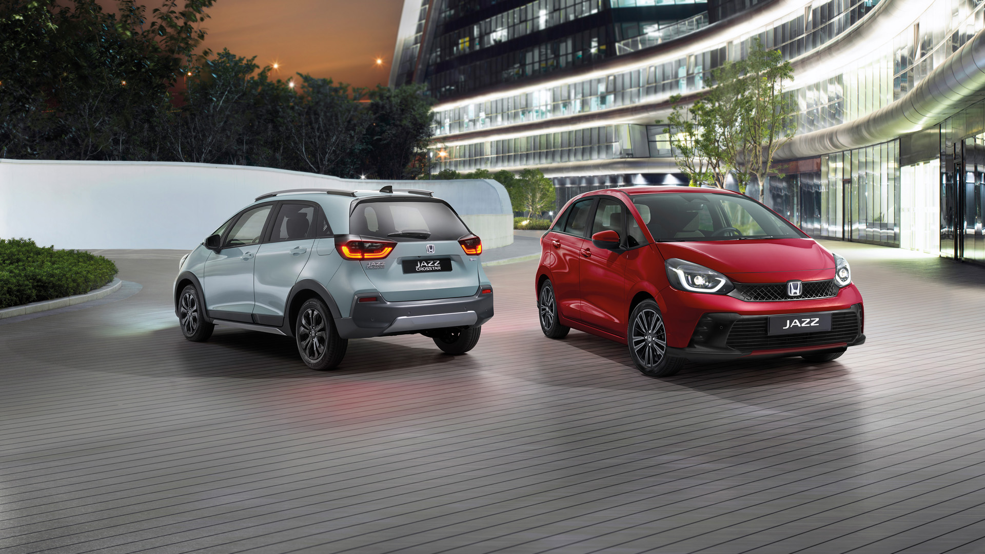 Una Honda Jazz Hybrid e una Honda Jazz Crosstar parcheggiate una accanto all'altra.