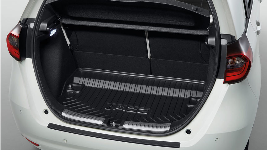 Primo piano dell'interno di Honda Jazz Hybrid con battitacco delle portiere incluso nel pacchetto convenienza