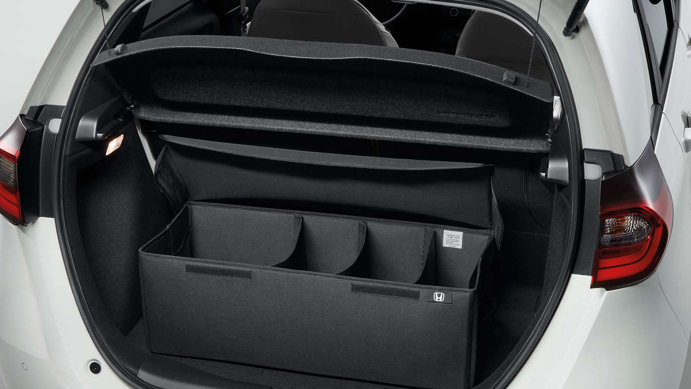 Primo piano dell'organizer per bagagliaio ripiegabile per Honda Jazz Hybrid.