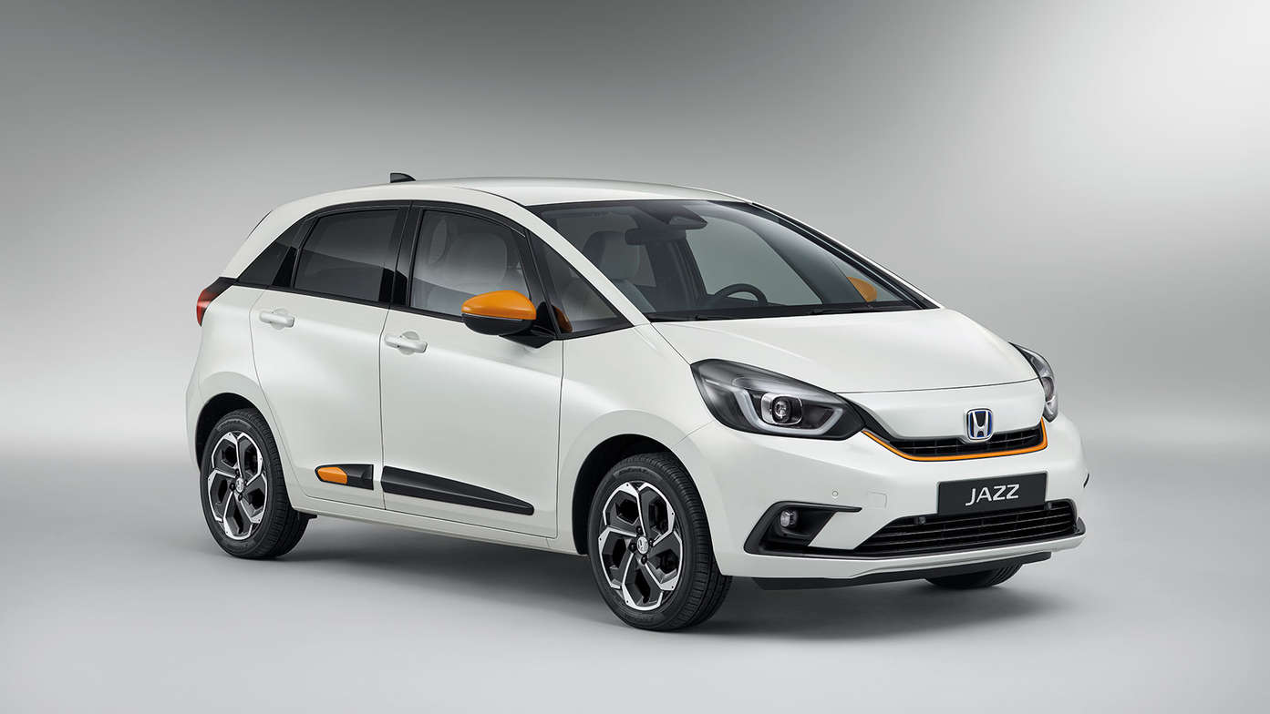Honda Jazz Hybrid Taffeta White in studio con pacchetto Functional Fun arancione/bianco